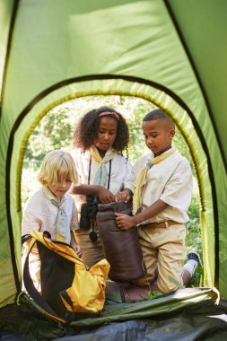 Yürüyüş sırasında ormana çadır kuran üç izci grubu.