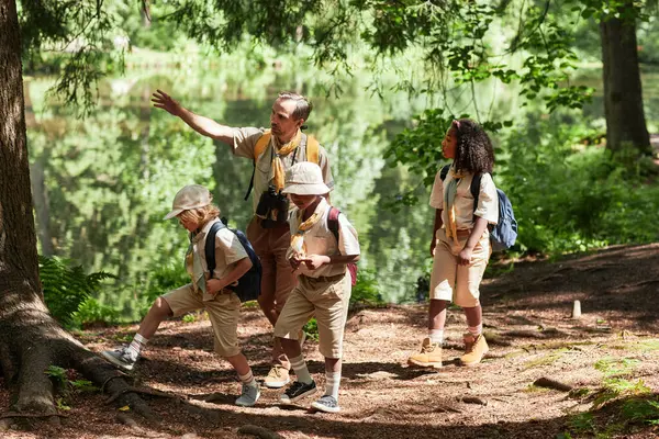 Ormanda Yürüyüş Yapan Çeşitli Izci Gruplarına Yan Görüş Yetişkin Liderleri — Stok fotoğraf