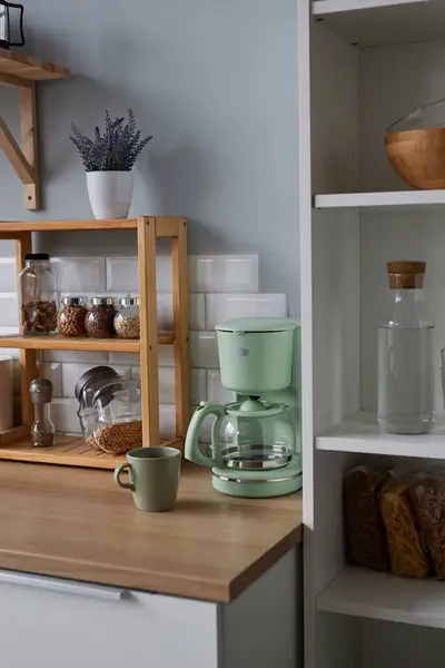 Hintergrundbild Der Pastellfarbenen Mini Kaffeemaschine Auf Der Küchentheke Gemütlichen Interieur — Stockfoto