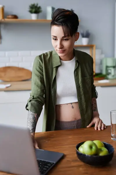Mutfak Tezgahında Dizüstü Bilgisayarı Olan Hamile Bir Kadının Dikey Portresi — Stok fotoğraf