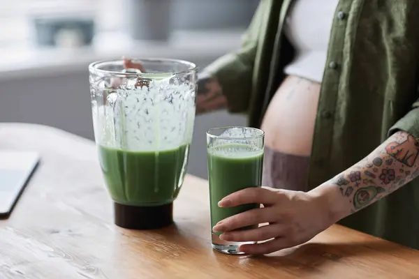 Primer Plano Mujer Joven Embarazada Disfrutando Batido Verde Como Desayuno — Foto de Stock