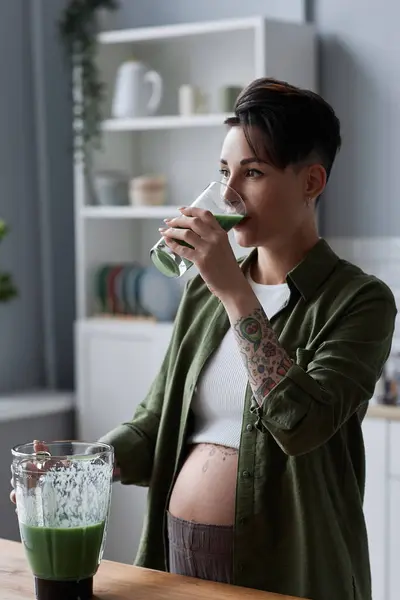 Vertikalt Porträtt Modern Gravid Kvinna Dricka Grön Smoothie Morgonen — Stockfoto