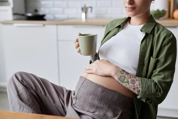 闭锁的纹身孕妇早上喝一杯草茶放松一下 复制空间 — 图库照片