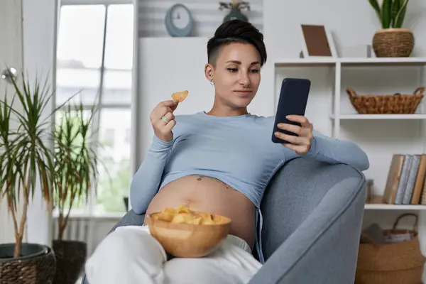 Portrait Femme Enceinte Moderne Utilisant Smartphone Mangeant Des Chips Tout — Photo