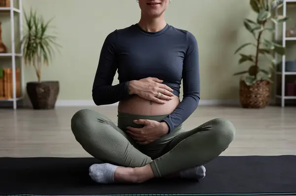 Close Incinta Giovane Donna Godendo Sessione Yoga Prenatale Seduto Posizione — Foto Stock