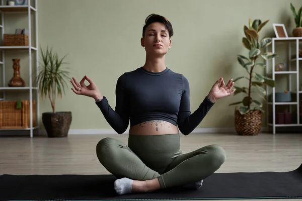 Giovane Donna Incinta Godendo Sessione Yoga Prenatale Seduta Posizione Loto — Foto Stock