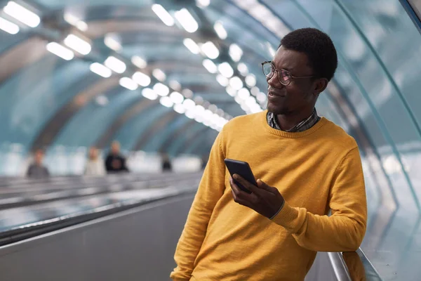 Africký Americký Mladý Podnikatel Pomocí Smartphonu Zatímco Stojí Eskalátoru Podzemí — Stock fotografie