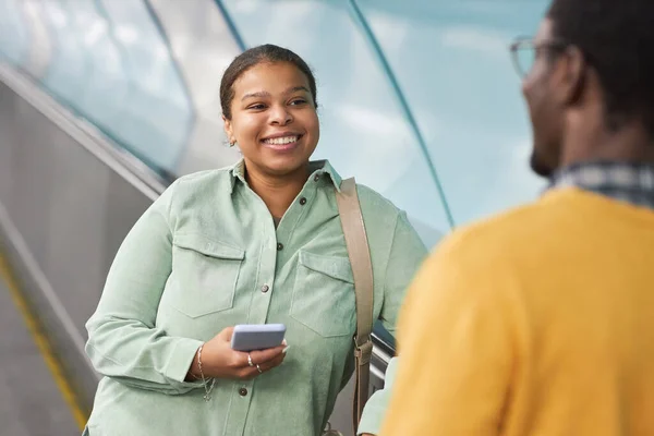 Mutlu Afrikalı Amerikalı Kadın Metroda Yürüyen Merdivende Durup Erkeklerle Konuşuyor — Stok fotoğraf