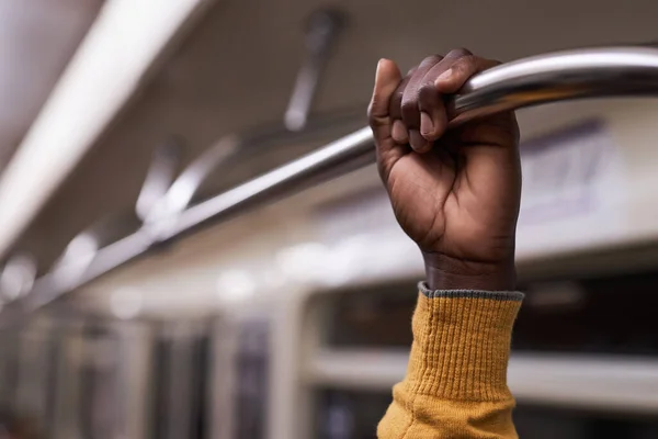 Zbliżenie Afroamerykanina Trzymającego Poręcz Podróżującą Pociągiem Metra — Zdjęcie stockowe