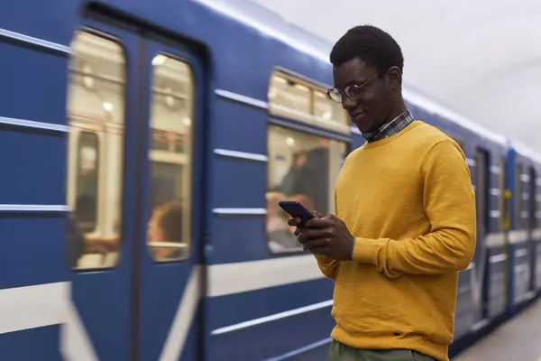 Africano Homem Americano Usando Smartphone Estação Subterrâneo — Fotografia de Stock