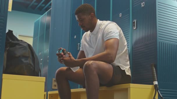 Tiro Lento Joven Jugador Tenis Negro Bebiendo Agua Mientras Está — Vídeos de Stock