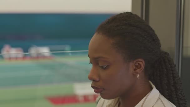 Obróć Powoli Ujęcie Młodej Profesjonalnej Afroamerykanki Trenerki Tenisa Siedzącej Przy — Wideo stockowe