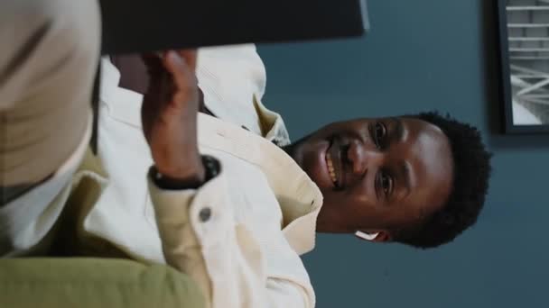 Düşük Açılı Gülümseyen Afrikalı Amerikalı Bir Adamın Boş Zamanlarında Evde — Stok video