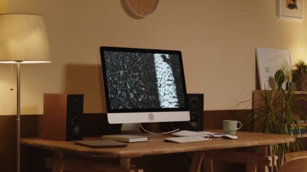 Никто Снимал Современный Настольный Компьютер Стоящий Деревянном Столе Уютной Комнате — стоковое видео