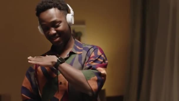 Midjan Upp Glada Unga Afroamerikanska Mannen Bär Färgglada Tryckta Skjorta — Stockvideo