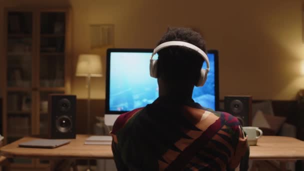 Achteraanzicht Van Afro Amerikaanse Man Draadloze Koptelefoon Spelen Video Game — Stockvideo