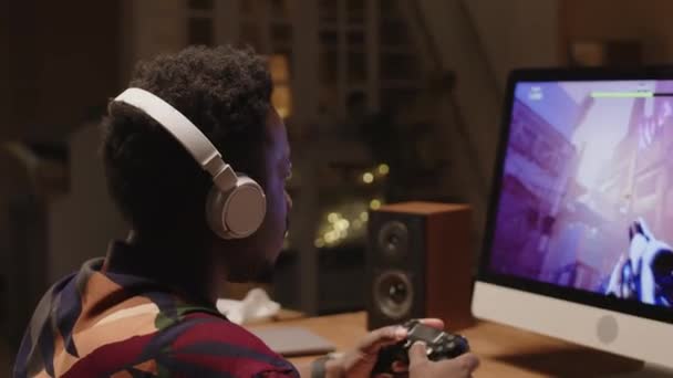 Skupiony Afroamerykanin Męski Gracz Gra Fps Nocy Pomocą Kontrolera — Wideo stockowe