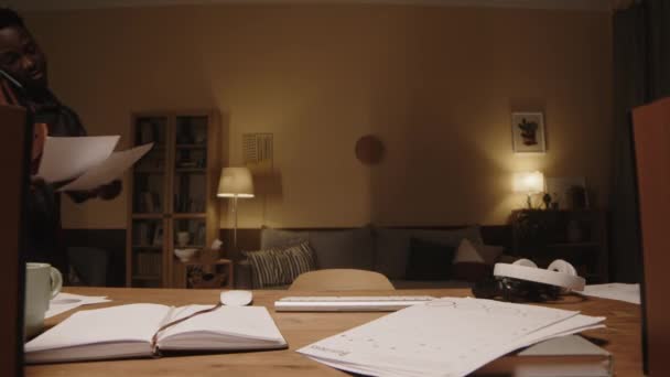 Genç Afrikalı Amerikalı Adamının Gece Geç Saatlerde Ofisinde Çalışırken Mali — Stok video