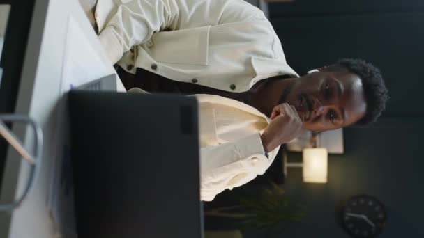 Genç Siyahi Bir Adamın Modern Ofisten Meslektaşı Ile Internette Video — Stok video