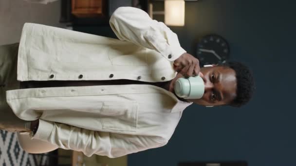 Vertikalt Medium Porträtt Ung Afroamerikansk Man Smuttar Kaffe Eller Från — Stockvideo