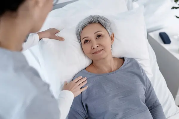 그녀가 병동에서 그녀의 방문하는 그녀와 이야기하는 침대에 의사를보고 — 스톡 사진