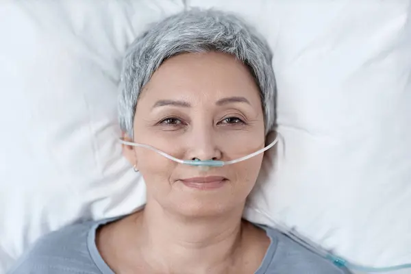 병동에서 침대에 누워있는 카메라를보고 그녀의 튜브에서 여성의 — 스톡 사진