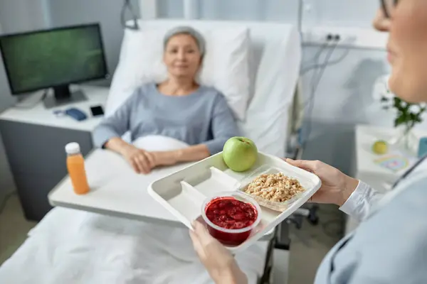 병동에서 침대에 환자를위한 건강한 음식으로 쟁반을 간호사의 클로즈업 — 스톡 사진