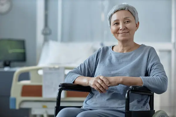 병원에서 그녀의 휠체어에 카메라를 여자의 초상화 — 스톡 사진