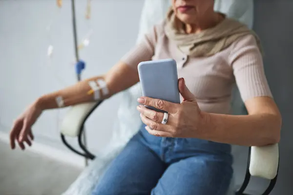Primer Plano Mujer Mayor Utilizando Teléfono Inteligente Durante Tratamiento Quimioterapia — Foto de Stock