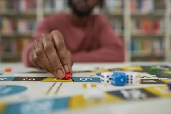 Siyah Adamın Masa Oyunu Oynarken Erkeklerin Hareketlerine Odaklandığı Yakın Plan — Stok fotoğraf