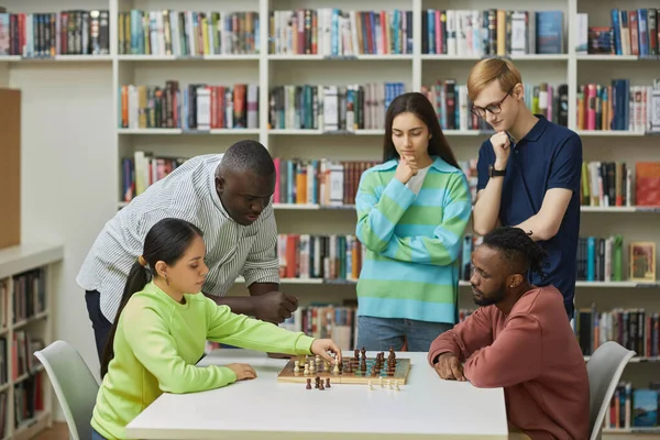 Πλάγια Άποψη Δύο Νέους Ανθρώπους Που Παίζουν Σκάκι Στη Βιβλιοθήκη — Φωτογραφία Αρχείου