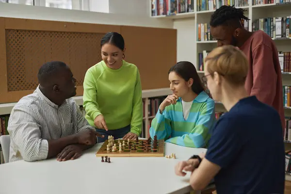 Porträt Einer Vielfältigen Gruppe Junger Leute Der Schachklasse Mit Einer — Stockfoto