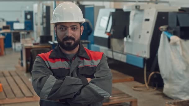 Midja Upp Slowmo Porträtt Skäggiga Mellanöstern Industriarbetare Arbetskläder Och Hatt — Stockvideo