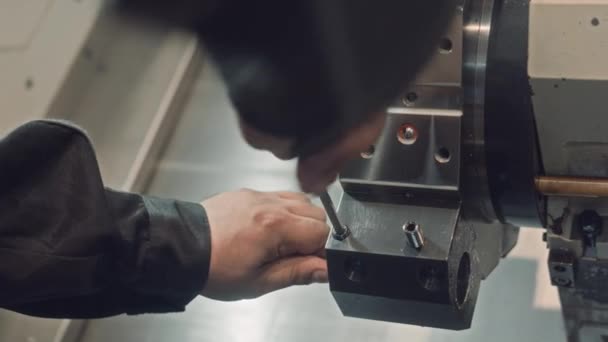 工厂使用异形扳手紧固金属设备上的六角螺栓的无法辨认的机械师 — 图库视频影像