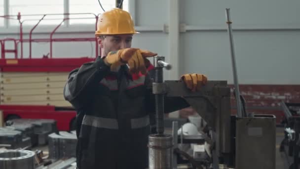 Tiro Medio Del Trabajador Planta Caucásica Masculino Que Usa Sombrero — Vídeos de Stock