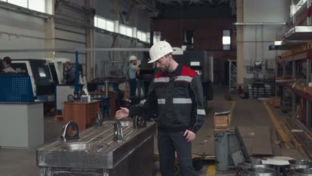 공장을 보여주는 모자와 작업복을 카메라를 이야기하는 코카서스 포먼의 장비를 보여주는 — 비디오