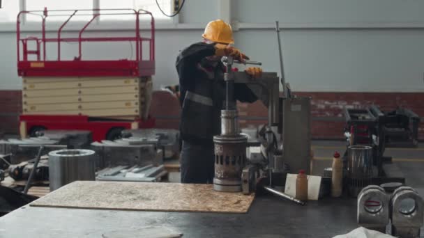 Tiro Medio Del Técnico Masculino Del Ingeniero Caucásico Usando Llave — Vídeo de stock