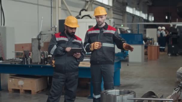 Kaukasiska Manliga Fabriksarbetare Talar Med Mellanöstern Förman Med Digital Tablett — Stockvideo