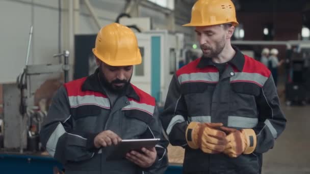 Средний Снимок Ближневосточного Инженера Мужчины Помощью Цифрового Планшета Время Обсуждения — стоковое видео