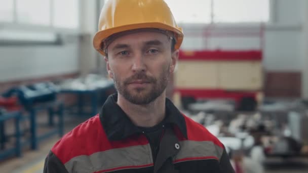 Bröst Upp Kaukasiska Manliga Industriarbetare Bär Gul Hatt Och Arbetskläder — Stockvideo