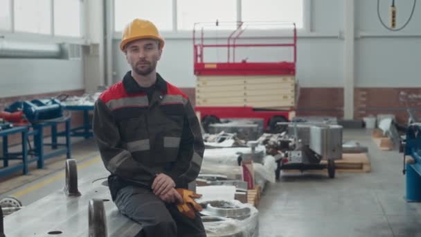 Ritratto Medio Giovane Dipendente Maschio Caucasico Abbigliamento Lavoro Cappello Rigido — Video Stock