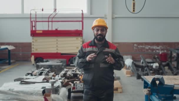 Medelhög Bild Mellanöstern Manlig Ingenjör Tekniker Bär Coverall Uniform Och — Stockvideo