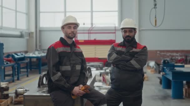 Средний Портрет Двух Разных Мужчин Рабочей Одежде Позирующих Перед Камерой — стоковое видео