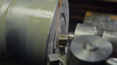 Hiçbir insan üretim tesisinde çalışan modern CNC dönüşüm makinesine yakın çekim yapmaz.