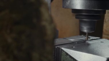 Metal imalatı için kullanılan modern CNC değirmen makinesine yakın çekim yapan kimse yok.