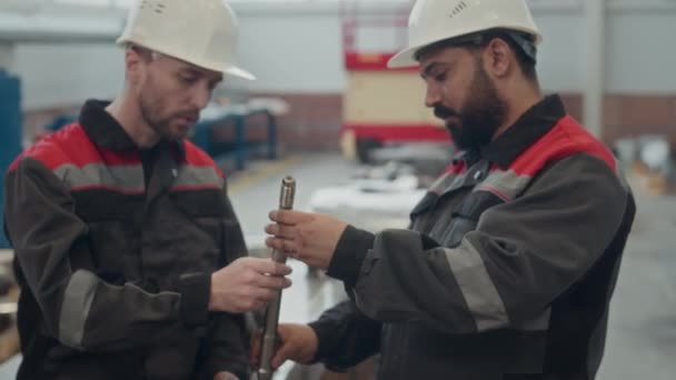 Plan Moyen Deux Techniciens Masculins Combinaison Chapeaux Durs Regardant Détail — Video