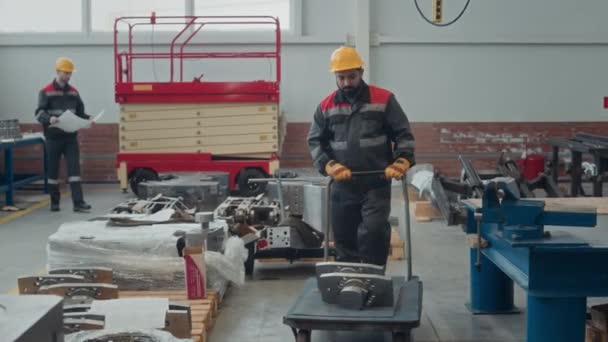 Tiro Completo Trabajador Masculino Oriente Medio Tirando Del Camión Mano — Vídeos de Stock