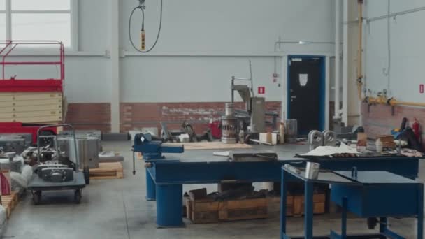 Paletlerdeki Ağır Metal Ekipmanların Detaylarıyla Endüstriyel Fabrikanın Kısımlarında Vurulan Kimse — Stok video