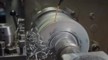 Endüstriyel fabrikada yağ soğutma metoduyla çalışan hiç kimse makineden vurulmaz.