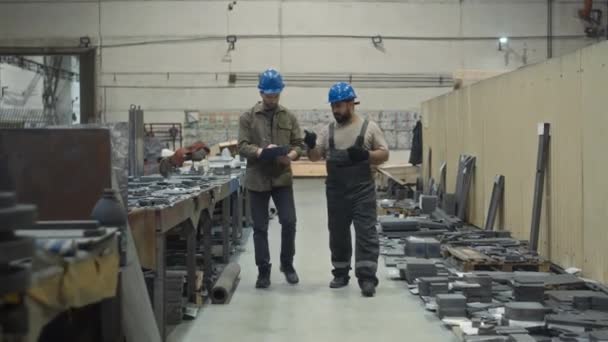 Vollständige Aufnahme Eines Männlichen Angestellten Aus Dem Nahen Osten Einem — Stockvideo